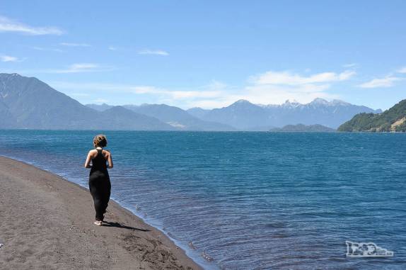 A Ana caminha em praia do Lago de Todos os Santos, na rota entre Puerto Varas, no sul do Chile, e Bariloche, na Argentina